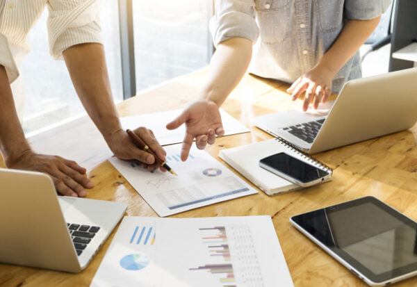 Business people meeting to discuss the situation on the market. İnsan Kaynakları Problemlerinde Bordrolama Çözümleri (?)